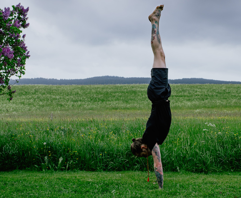 Atelier inversions et Bhakti yoga avec Karim