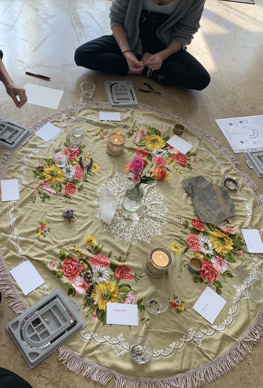 Atelier : connexion au cycle menstruel et création d’un mala lunaire avec Emilie Begert