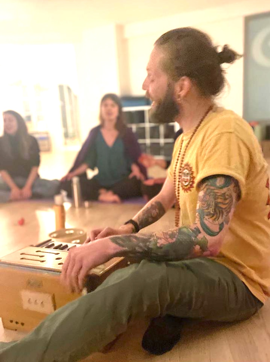 Kirtan : cercle de chant de mantra avec Karim