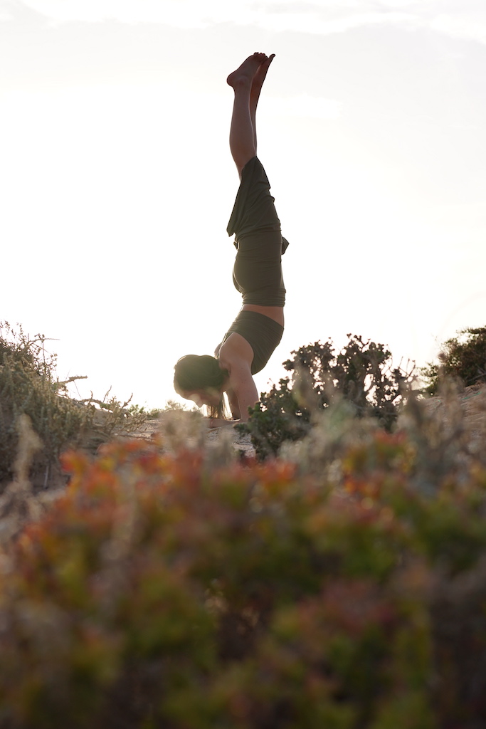 Atelier inversions: équilibre sur la tête et les avant bras (Sirsasana & Pinchamayurasana) avec Sofia