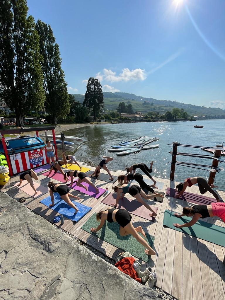 Yoga paddle SUP à Lutry avec Sofia